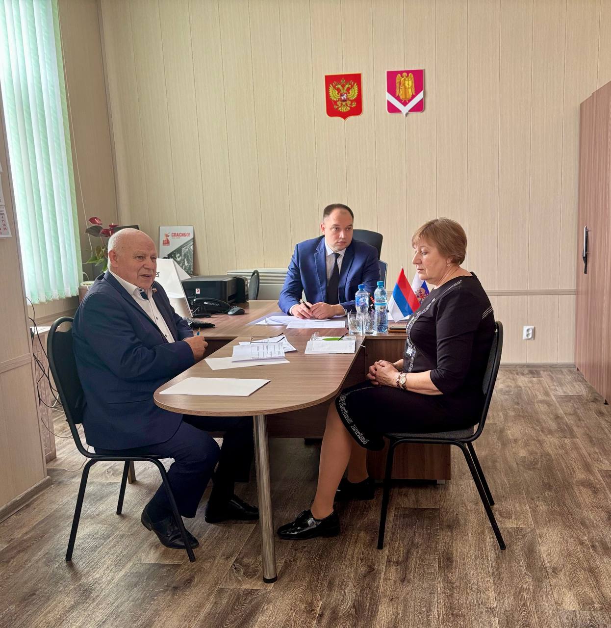 Глава администрации Семилукского района Максим Зацепин провел выездной прием граждан в Нижней Ведуге.
