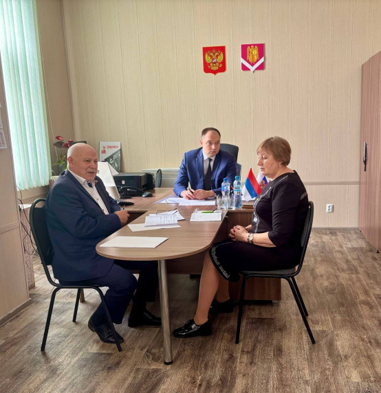 Глава администрации Семилукского района Максим Зацепин провел выездной прием граждан в Нижней Ведуге. Глава администрации Семилукского района Максим Зацепин провел выездной прием граждан в Нижней Ведуге.